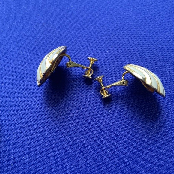 Vintage shell shape earrings - Picture 4 of 6